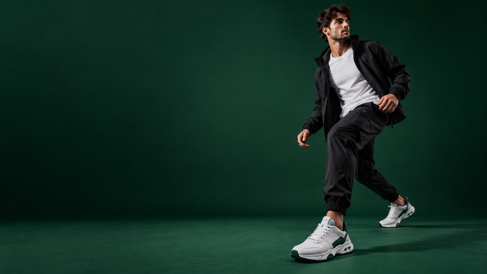 Modelo masculino con tenis deportivos blancos y verdes en una campaña de moda deportiva